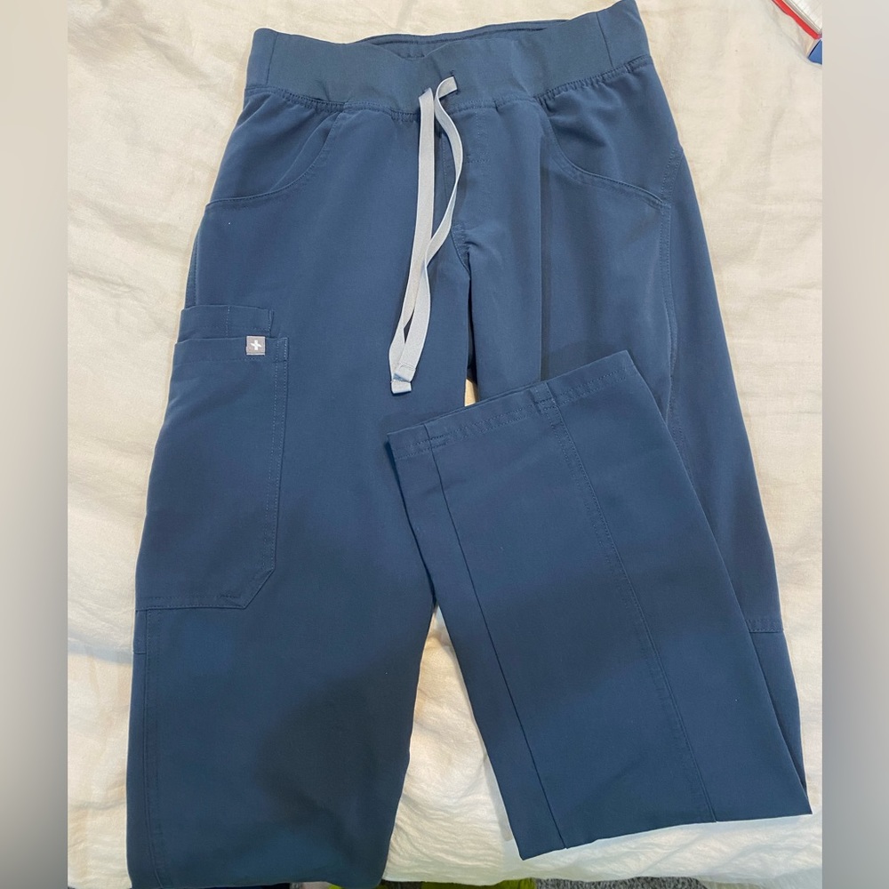 FIGS Kade Cargo Scrub Pants in Dark Harbor, XXSP
